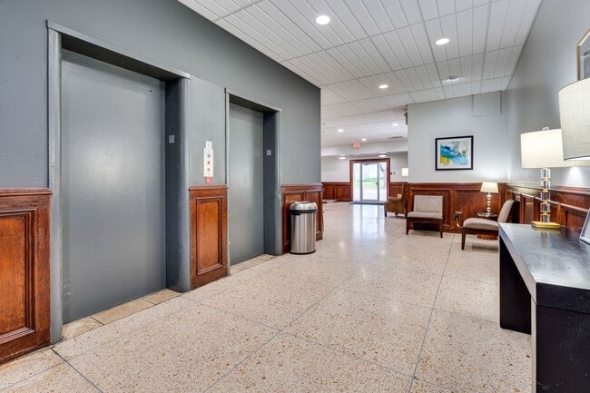 Building Photo - DOWNTOWN MID RISE - 1BD/1BA -  ALL BILLS PAID - GATED - RESERVED PARKING - $1395