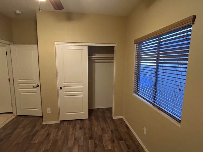 Building Photo - Spacious 5BR Duplex in Maricopa