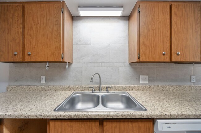 Building Photo - 3 bed, 2 bath