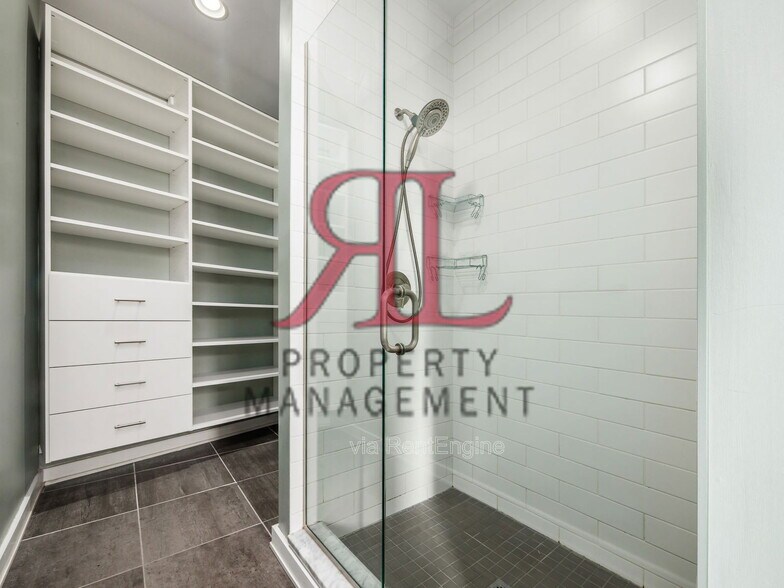 Building Photo - 1131 N High St