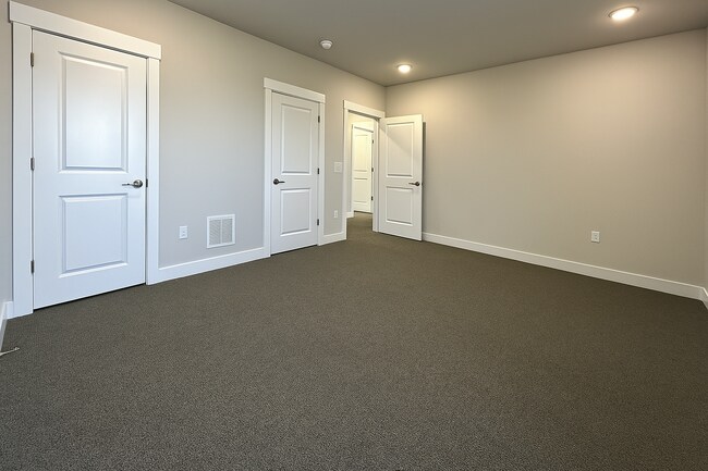 Building Photo - The Hills Townhomes 401-410
