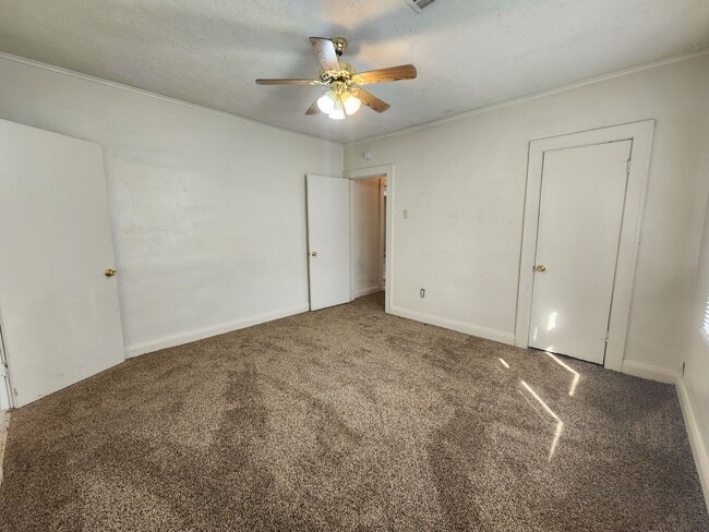 Building Photo - 2 bed 1 bath in Shawnee