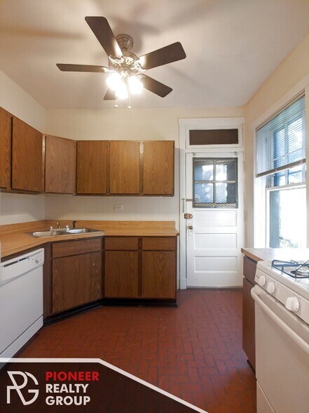 Building Photo - 3525 N Racine Ave