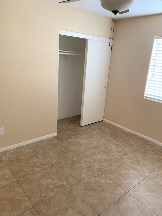 Building Photo - Clean 3 Bedroom 2 Bath