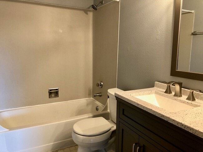 Building Photo - 2 Bedroom 2 Bath Condo Overlooking a Green...