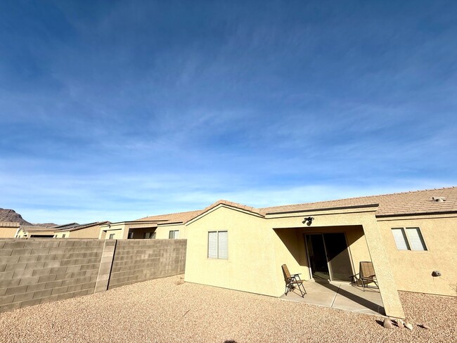 Building Photo - Great 4 Bedroom Home with Drive Through Side Gate! *HOME IS CURRENTLY OCCUPIED, PLEASE DO NOT DIS...
