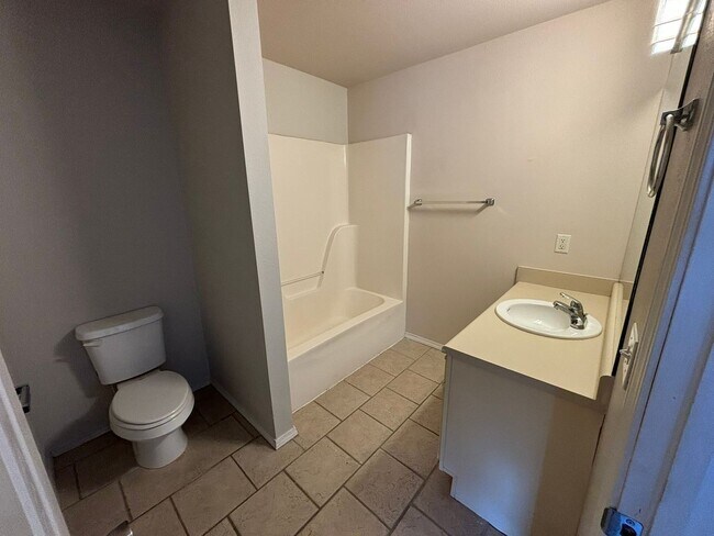 Building Photo - 954-956 N. Daisy Ln.