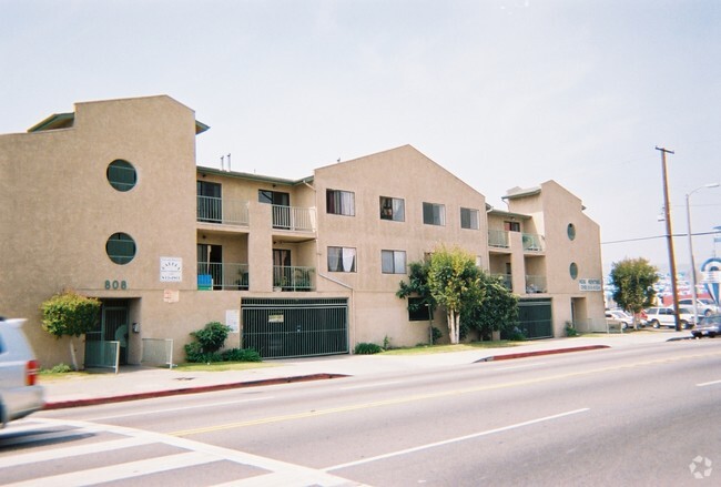 Building Photo - 808 W Anaheim St