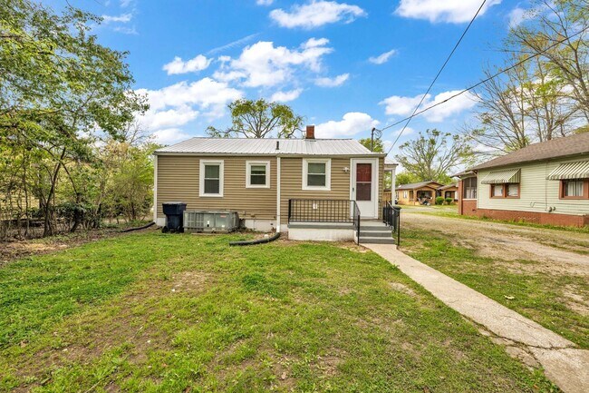 Building Photo - Adorable bungalow