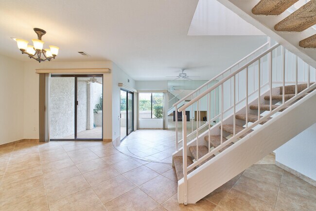 Building Photo - 616 Violeta Dr