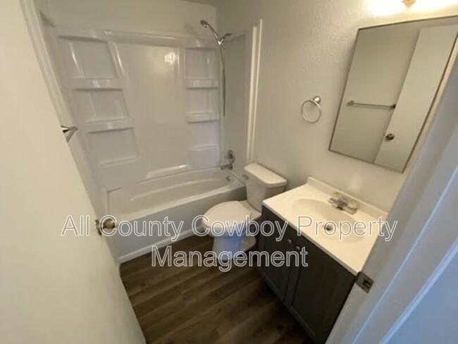 Building Photo - 527 Spring Creek Dr