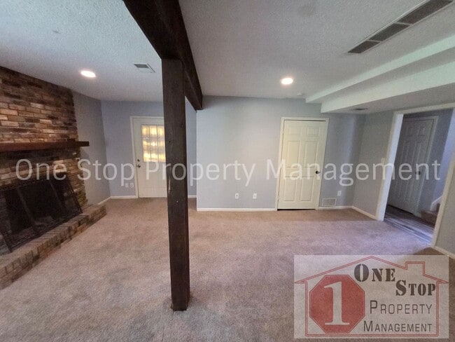 Building Photo - 4 Bedroom, 2.5 Bathroom Home in North Kansas City, Missouri