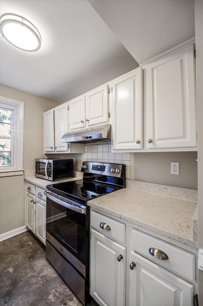 Building Photo - 704 S Arlington Mill Dr