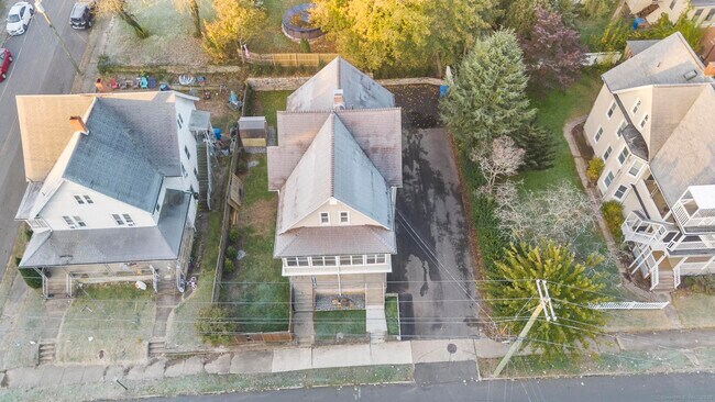Building Photo - 32 Oak Ave