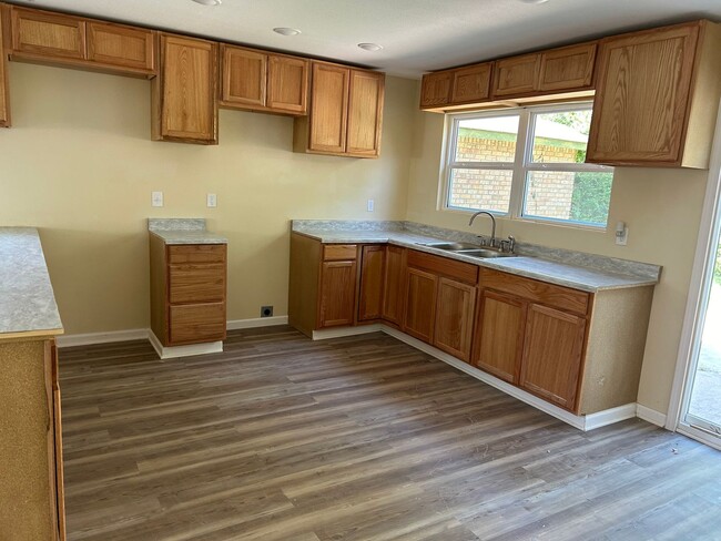 Building Photo - 4 Bedroom 2 bathroom  and 2 car garage hom...