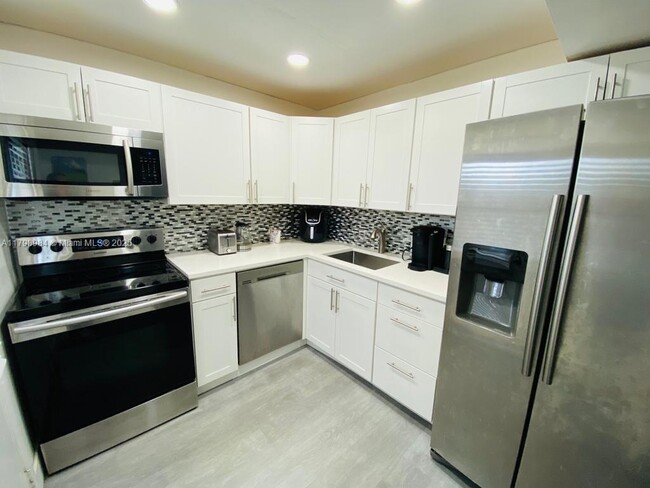 Building Photo - 3475 N Country Club Dr