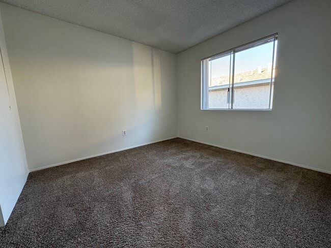 Building Photo - 1039 W Lincoln Ave