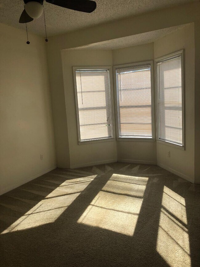 Building Photo - 915 W 23rd St