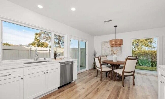 Building Photo - 3808 Vista Campana S