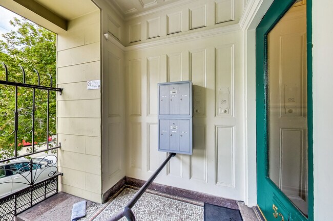 Building Photo - 528 Ashbury St