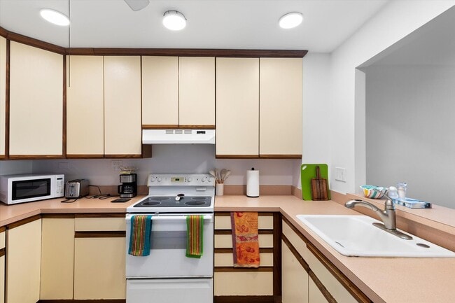 Building Photo - Beachside Living Made Easy – Furnished 2BR/1BA Available for 6 Months!