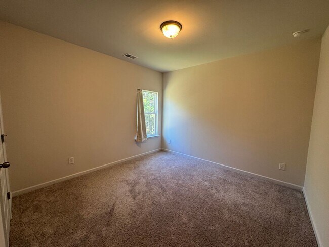 Building Photo - Newer 3/2.5 House in Armuchee- $1,995