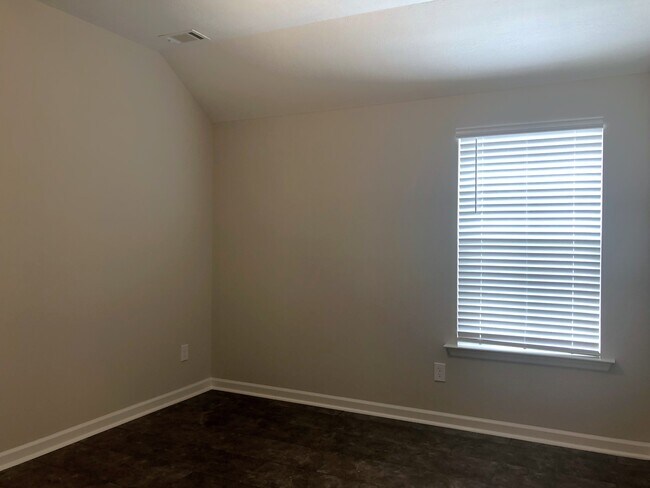 Building Photo - 879 Goodale Dr