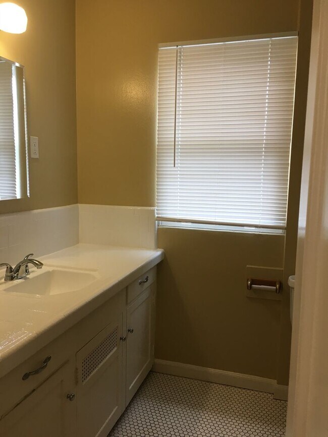 Building Photo - 4054