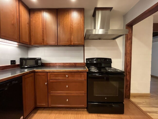 Building Photo - Large NW Portland Home Near Shops & Restaurants with Finished Basement & Bay Windows