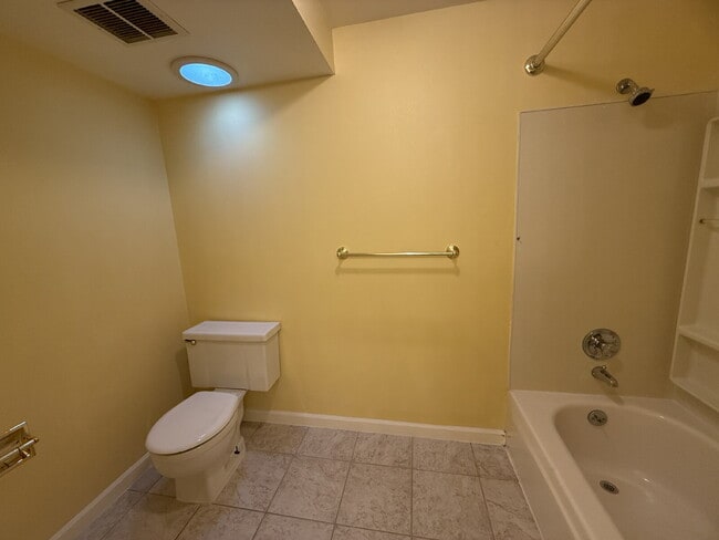 Building Photo - Spacious 4-Bedroom Retreat in Renton Available!