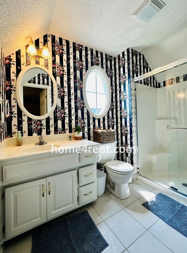 Building Photo - Beautiful Four Bedroom Home in a Quiet Neighborhood w/ an Updated Kitchen, Wood Floors, and a Fin...