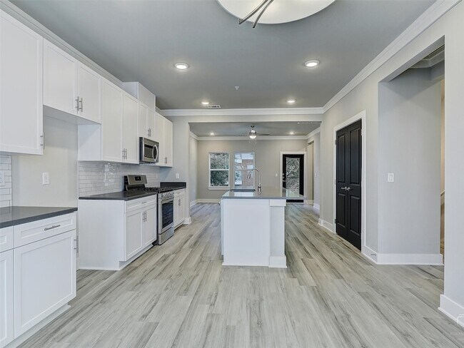 Building Photo - 3345 Wynwood Dr