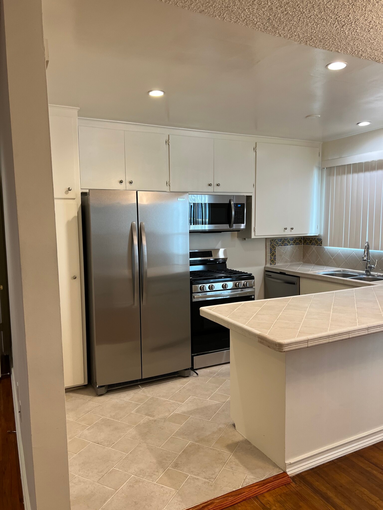 Kitchen - 1712 Barry Ave