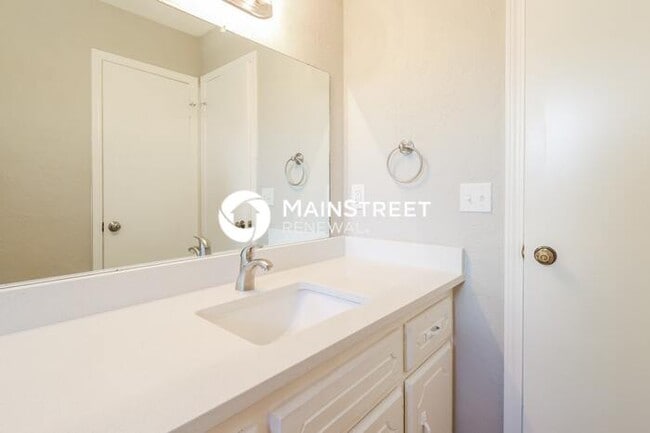 Building Photo - 5 Bedroom Pet-Friendly Home in Oklahoma City, OK with Main Street Renewal