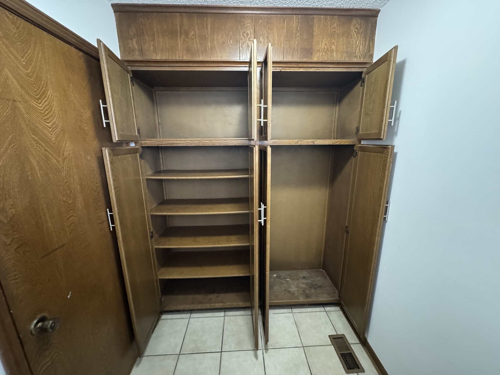 Building Photo - 7108 S Indianapolis Ave