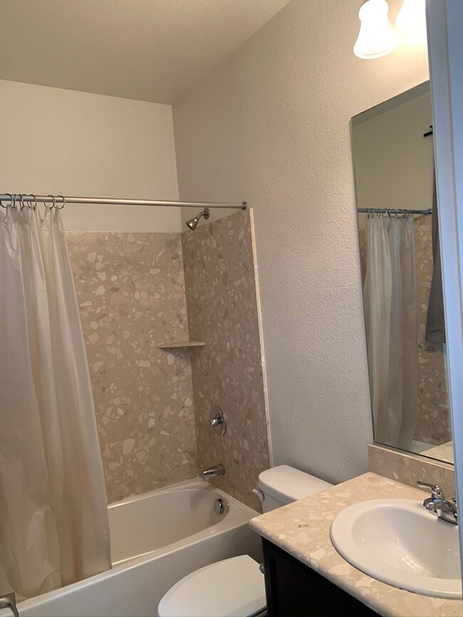 Building Photo - 3 Bed/3 Bath Newer Townhome in Desirable Ardenwood Neighborhood