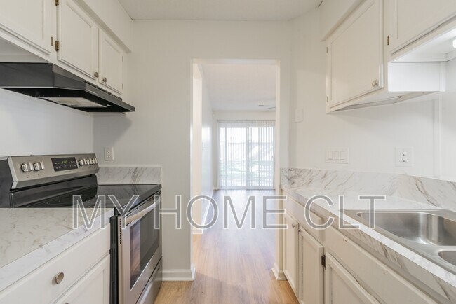 Building Photo - 2539 Stockbridge Dr