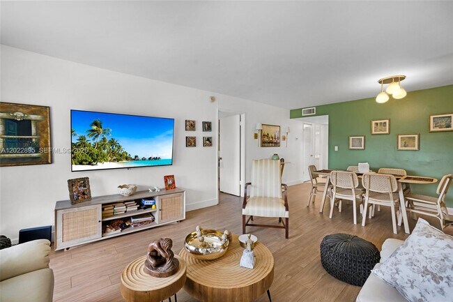 Building Photo - 950 Hillcrest Dr