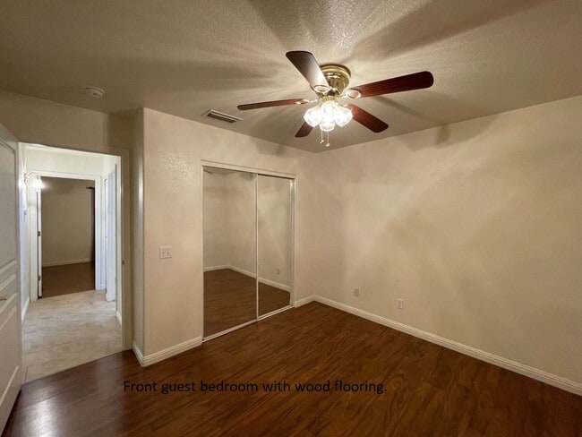 Building Photo - Move in ready, Call for a showing.