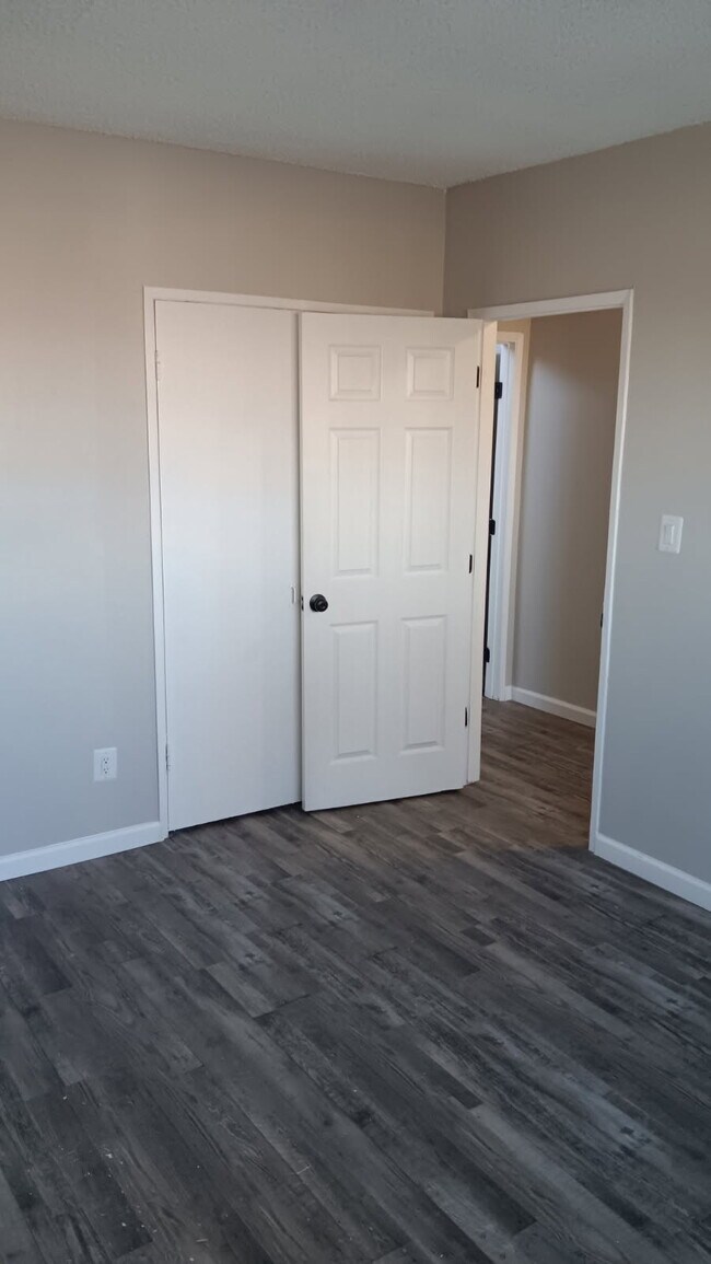 Building Photo - 1934 W Florence Ave