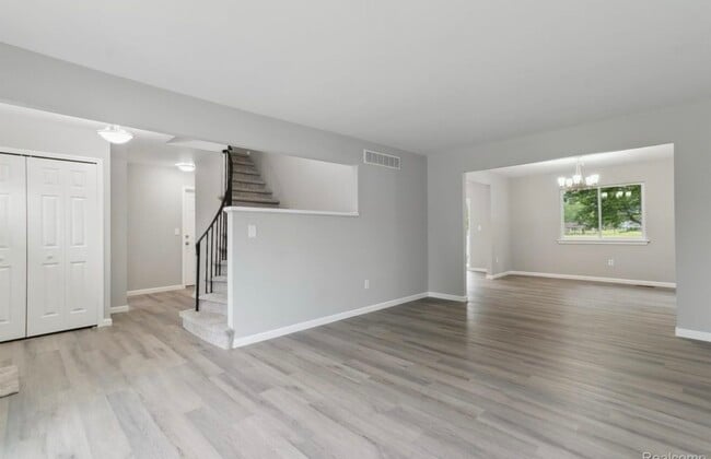 Building Photo - 6879 Brookshire Dr