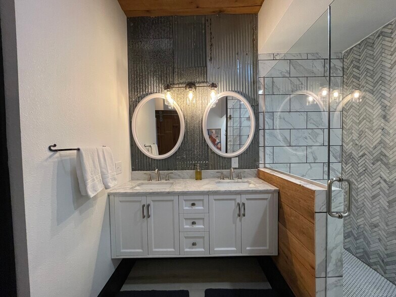 Building Photo - 719 S. Baker St.