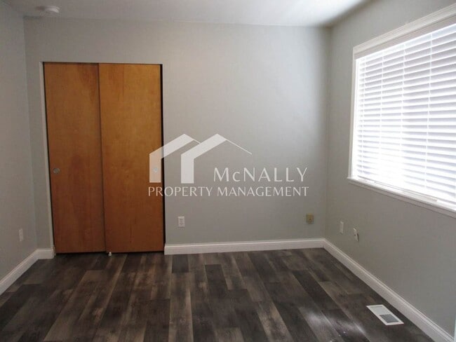 Building Photo - Beautiful 3 Bedroom, 1.75 Bathroom Welling...