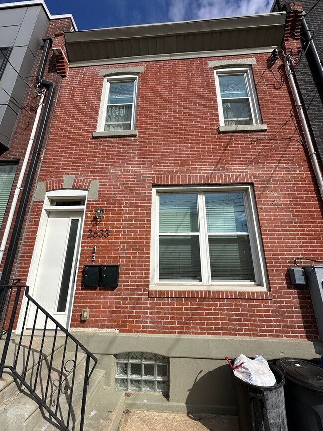 Primary Photo - 2633 W Oxford St