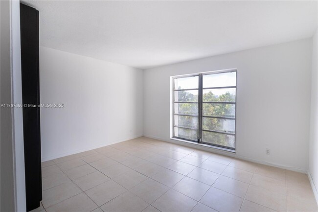 Building Photo - 1220 71st St