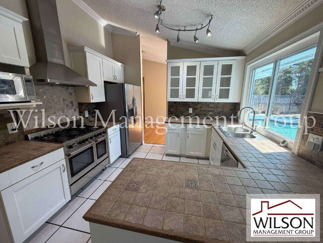 Building Photo - 1366 Valhalla St