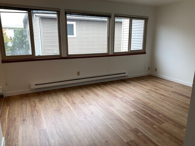 Building Photo - 1 bed / 1 bath at the Lydia in Ballard