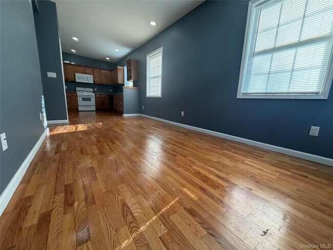 Building Photo - 10 Burnside Ave