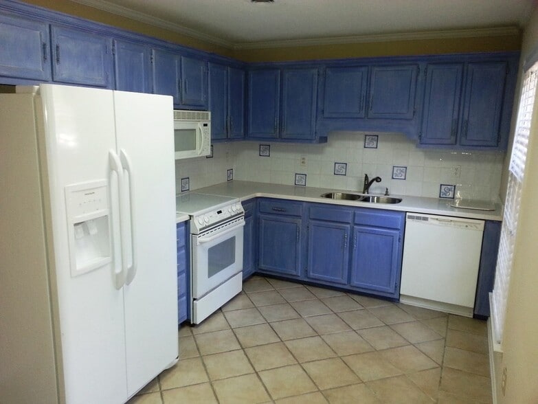 Kitchen - 910 Dolphin Ct