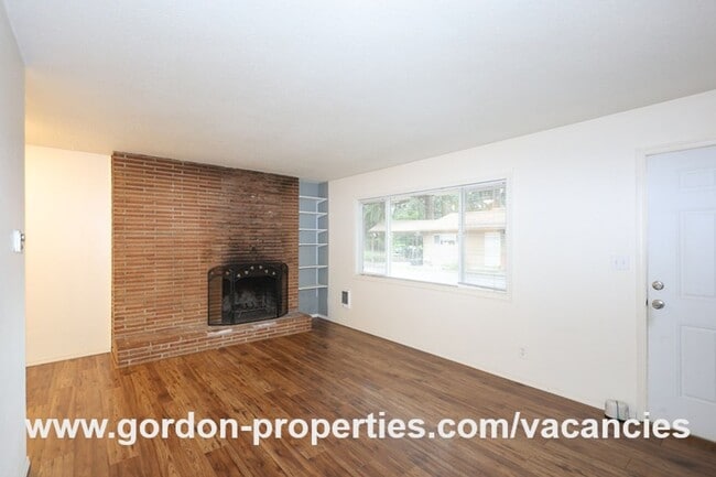 Building Photo - SE Green Vista Dr - Milwaukie 2 bedroom du...